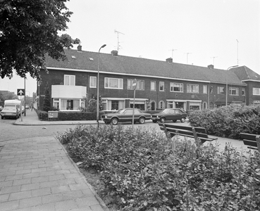 881020 Gezicht op de huizen C. van Maasdijkstraat 21 (links) -lager te Utrecht.